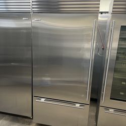 SUB ZERO 36”WIDE BUILT IN STAINLESS STEEL BOTTOM FREEZER REFRIGERATOR 