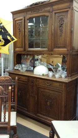 Exquisite antique china cabinet and hutch all carved accents lighted top with skeleton key