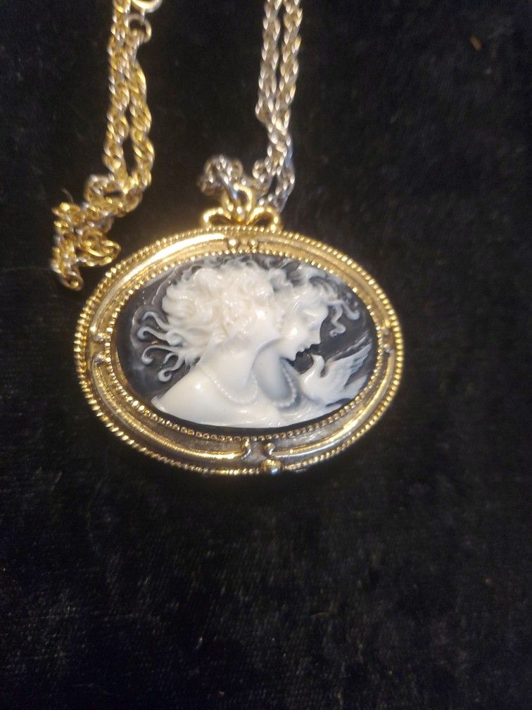 Vintage Corday Fame Le Camee Perfume Necklace