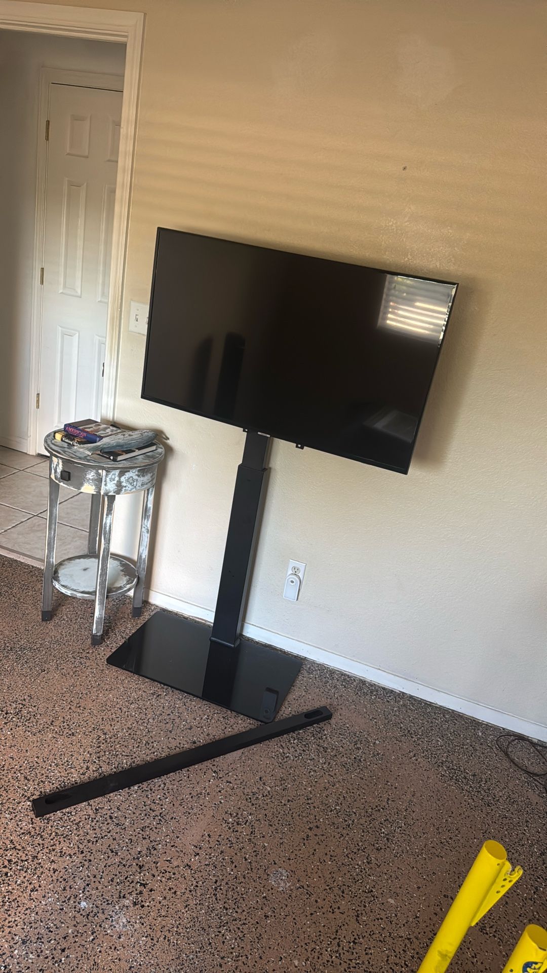 45 Inch Flatscreen Swivel Tv With Stand
