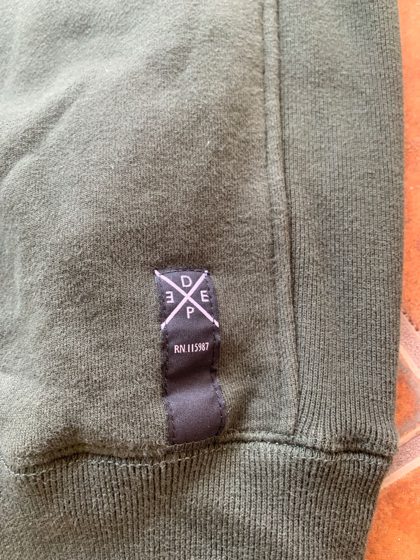 10 deep crewneck sz medium