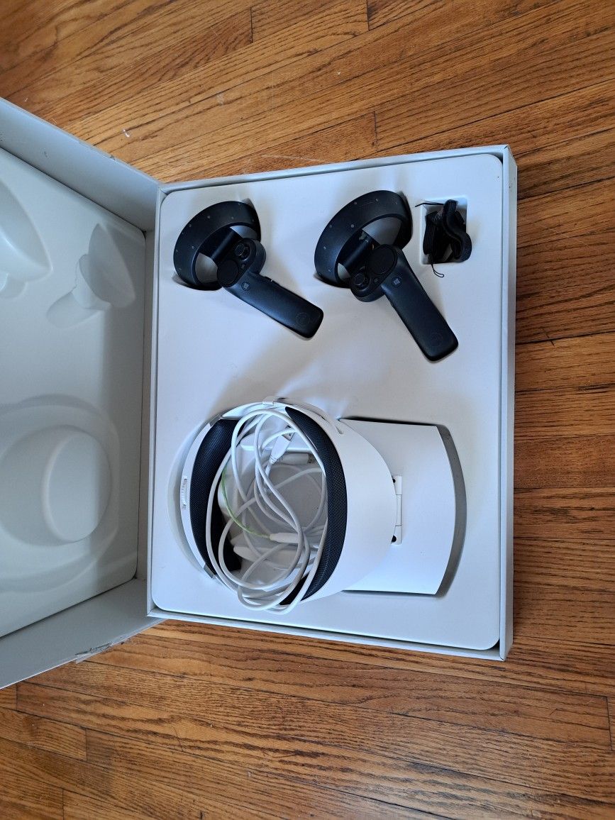 Dell VR Visor and Controllers for Sale in Lindsborg, KS - OfferUp