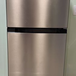 Emerson 7.4 Cu Ft Top Freezer/refrigerator