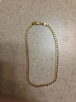 14 k gold bracelet.  Weight is 1.5 grams.
