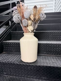 Vase & decorative feathers
