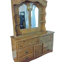 Dresser With Mirror In Excellent Condition 