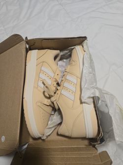 Adidas brand new size 7 womens