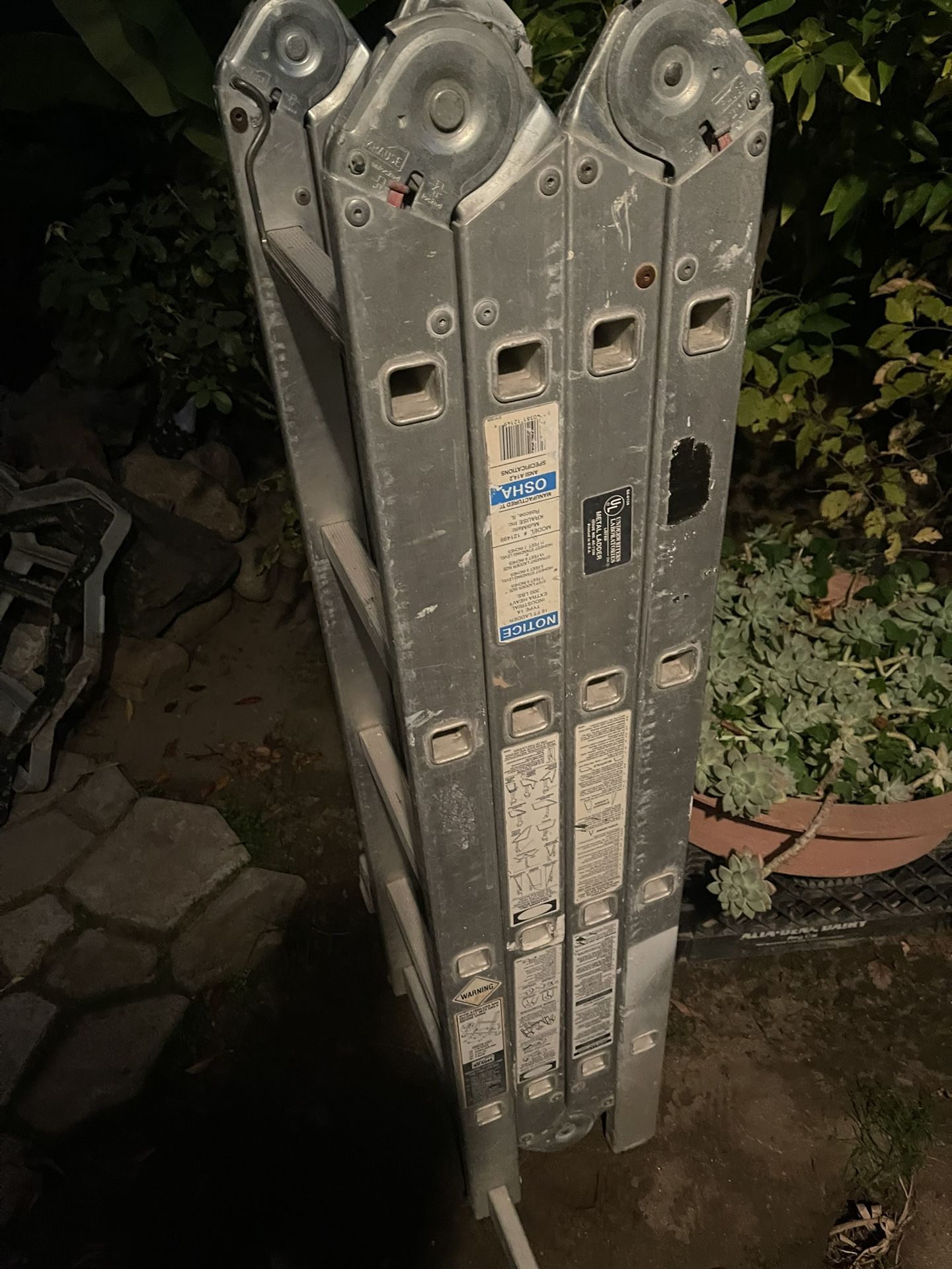 Foldable aluminum ladder