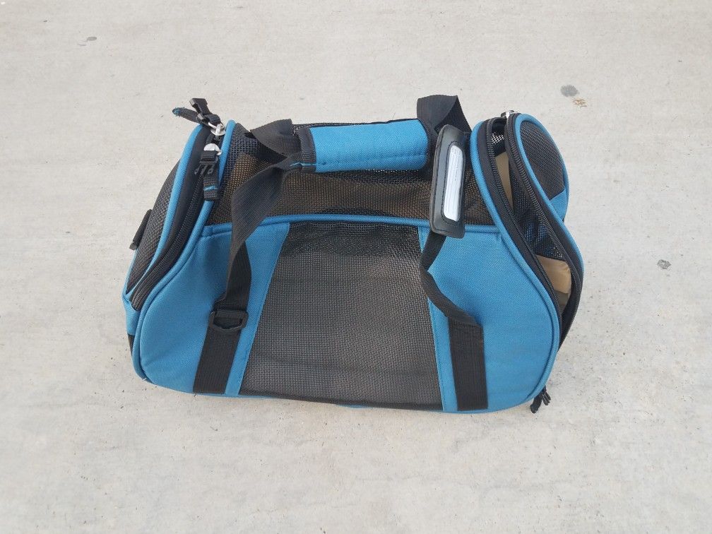 Pet luggage carrier bag