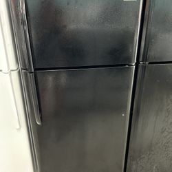 Black 18 Cubic Foot Refrigerator 