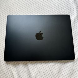 MacBook Air M2 (2022) – 8GB RAM / 256GB SSD – Like New
