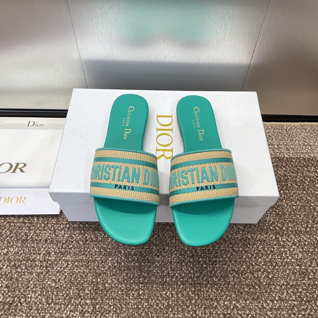 Fashionable women's slippers