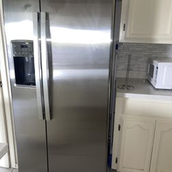 GE  Side-by-Side Refrigerator with Ice Maker, Water and Ice Dispenser (Stainless Steel)