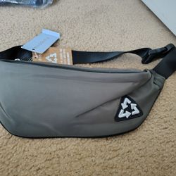 New MADDEN GIRL OLIVE COLOR FANNY PACK. SEE ALL PHOTOS. SELLING FOR EXCELLENT PRICE. CASH PICKUP ONLY 