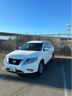 Nissan pathfinder white 2016 SUV 7 seats