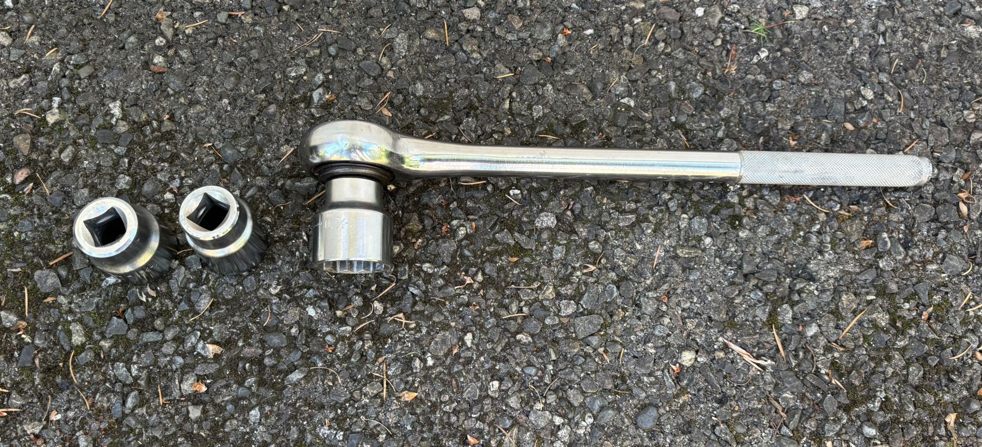 Heavy Duty 3/4 In Breaker Bar with 3 Sockets