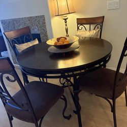 Dinning table with 4 chairs, excellent condition