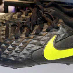 Nike Tiempo Cleats (Boys Size 6Yrs)