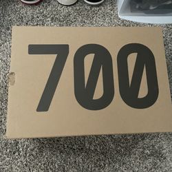 Yeezy 700 "Inertia" size 10.5