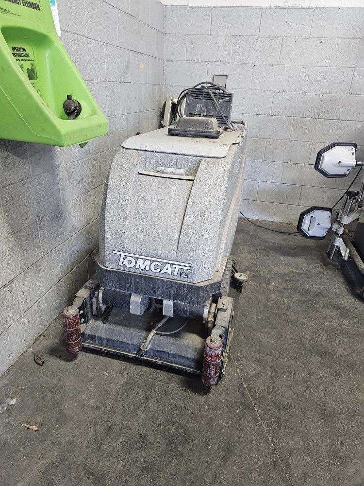 Tomcat Magnum Floor Scrubber