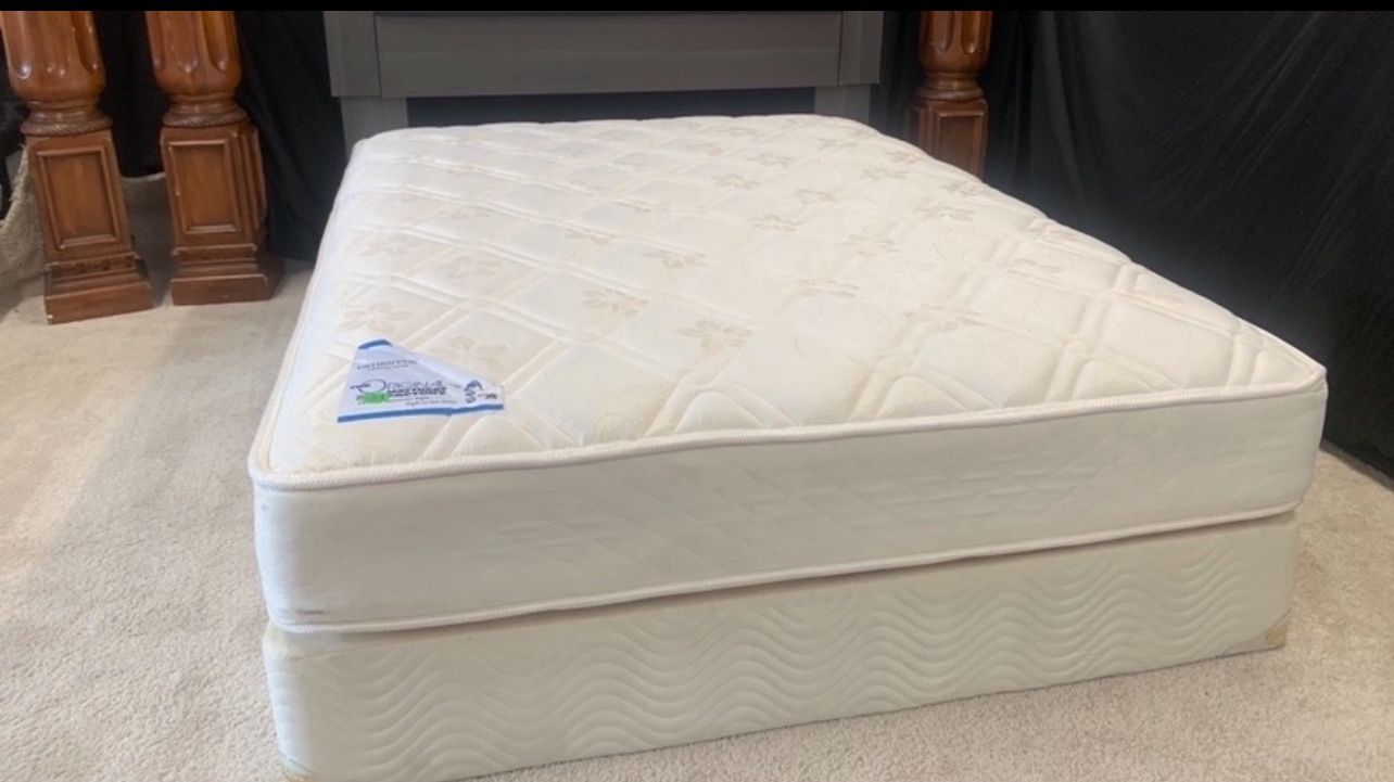 NICE 💜💛QUEEN 💛💜MATTRESS AND 💜💛BOX SPRING