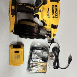 Dewalt 20V XR Roofing Nailer with Battery and Charger