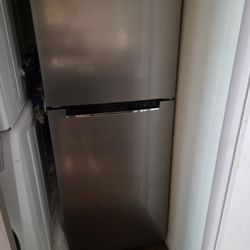 Magic Chef ,10,1 cu.ft ,top Freezer Refrigerator 