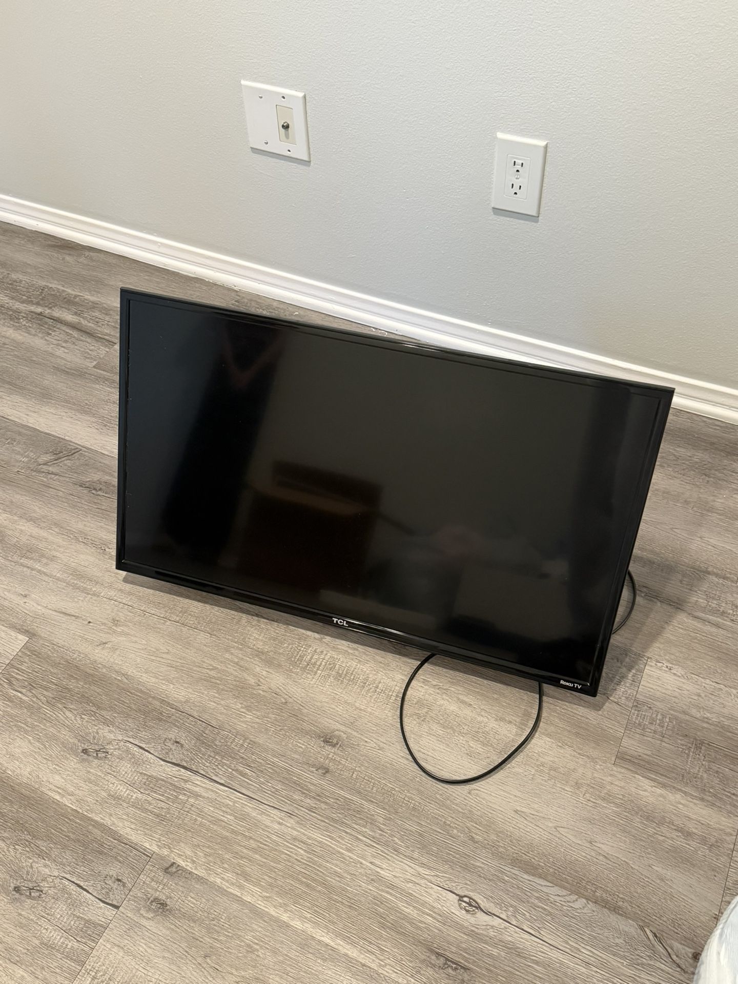 32” Inch TV with Mount