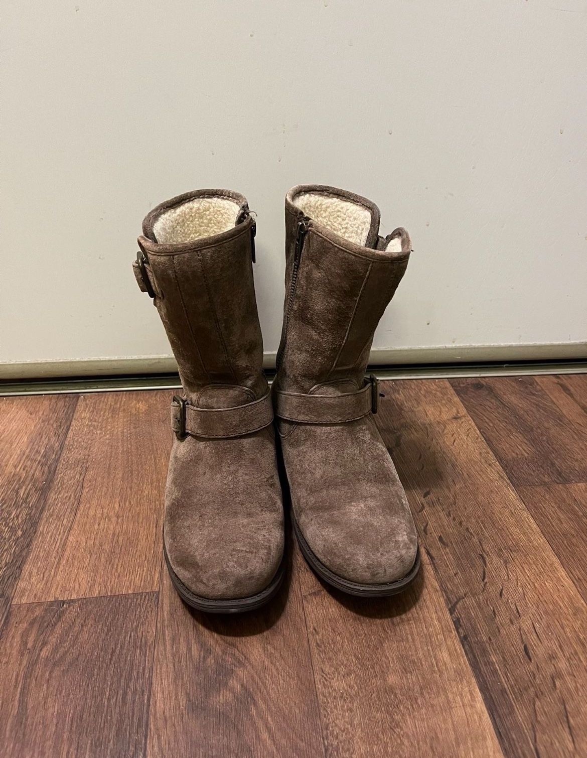 Price Just Dropped:UGG Women’s Boots Size 6(4.5 For Kid’s Size) (Pick up🛒 In Bellevue) *Check out my Other Posts 💕
