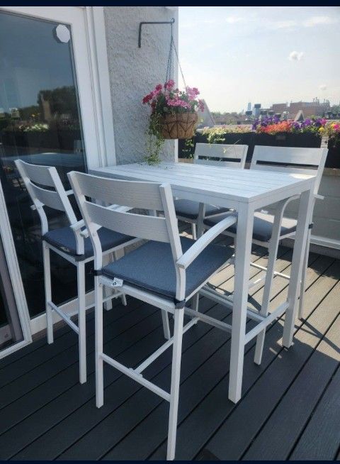 5 Piece Outdoor Dining Bar Set White.