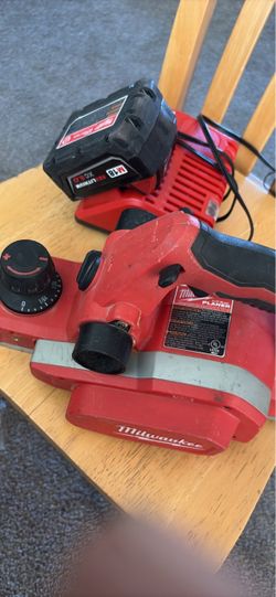 Milwaukee planer  cargador y Bateria usados