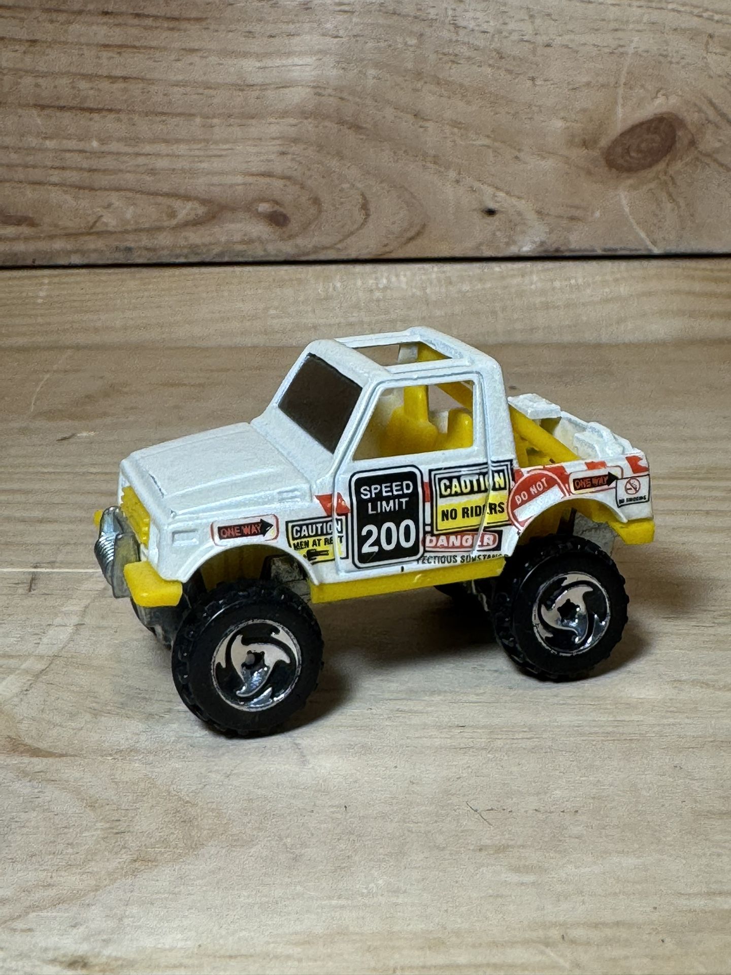 Hot wheels street roader SUZUKI SAMURAI tracker 4X4 mixed signals