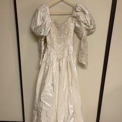 CA. WEDDING DRESS. 1990’s. NEEDS CLEANING. CAN BE CUT UP TO MAKE NEW DRESS
