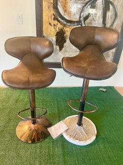 New Set of 2 Brown 33-in H Tall Upholstered Swivel Bar Stool.  (NUEVAS).