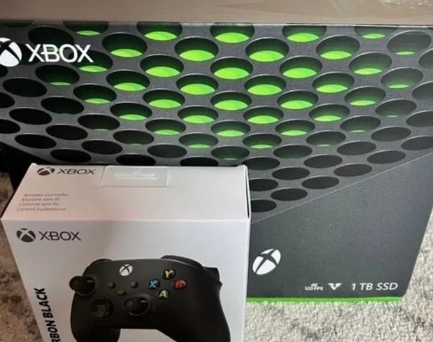 Xbox Series X Bundle 1TB Console - extra controller