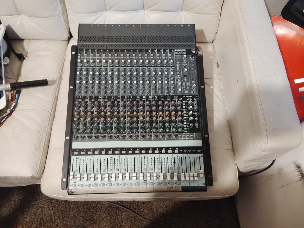 Mackie Onyx 1640 Premium Analog Mixer