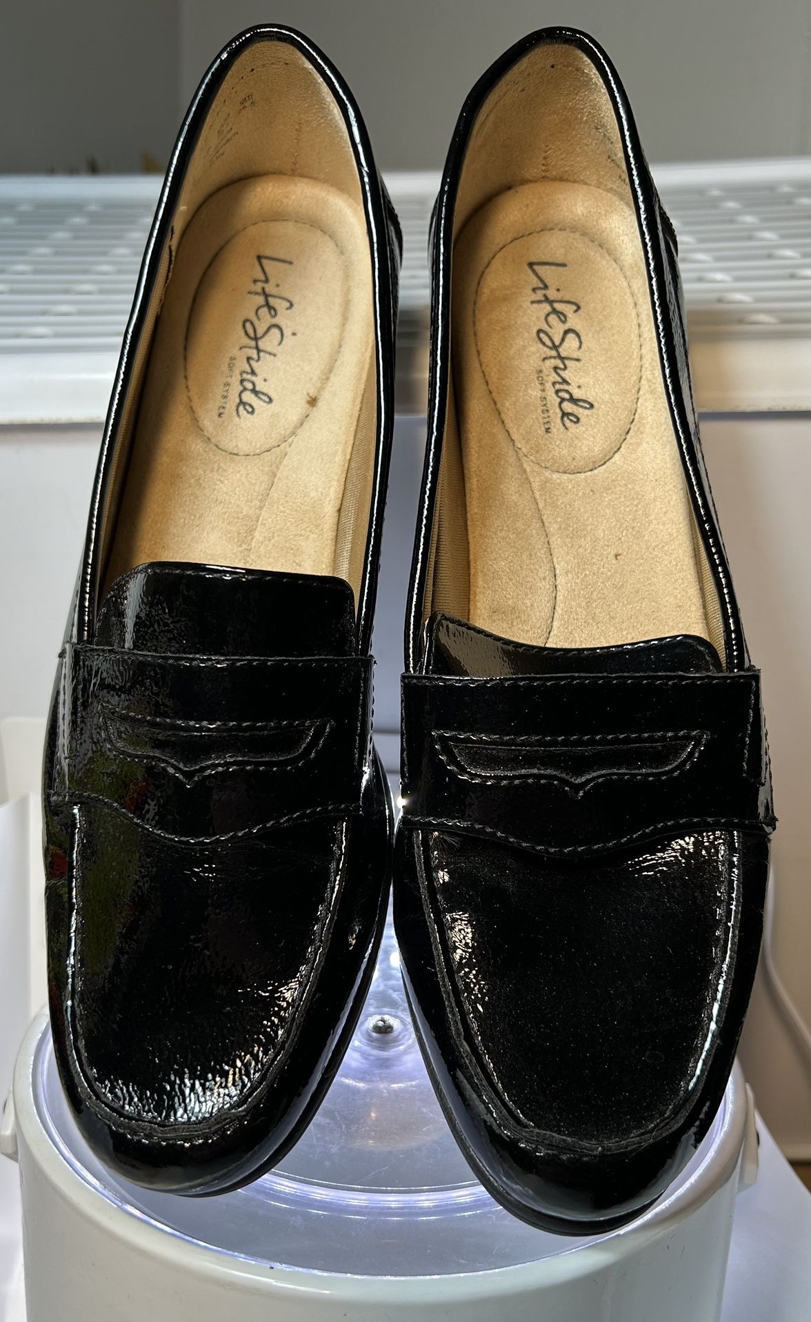 Women's patent leather shoes. Size 8. $35.