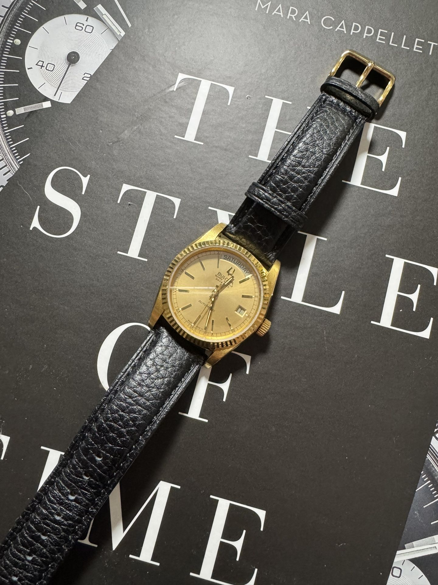 Vintage Bulova Super Seville Day-Date Automatic – Gold Tone – Original Bracelet + Leather Strap