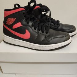 Nike Air Jordan 1 Retro Mid Black Siren Red BQ6472-004
Womens Sz 8.5