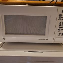 GE 900 W microwave works great