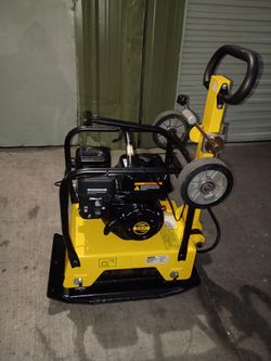 Stark USA 196cc, 6.5 HP, gasoline, 2240 kg (4950 lb) reversible plate compactor, manually pushed.