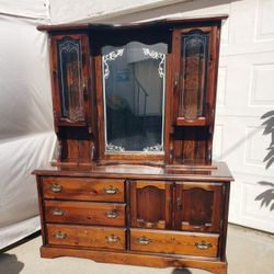 Vintage Dresser With Mirror And Lights