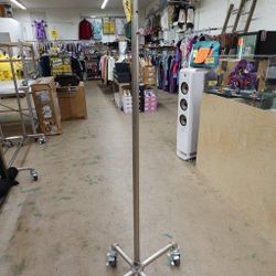 Style Adjustable Height Industrial Heavy Duty Rolling Clothing Rack 