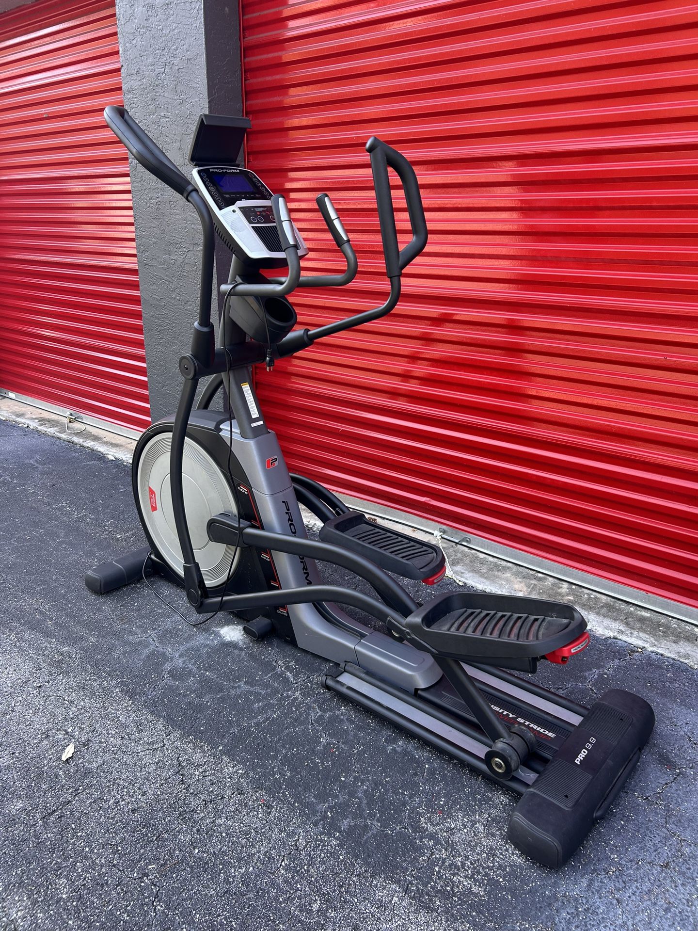 Pro-Form PRO 9.9 Elliptical Trainer/ DELIVERY NEGOTIABLE 
