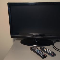 Samsung 22" TV With Remote