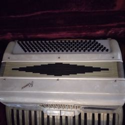 Accordion, about 70 yrs old, like new. Remo, made in Italy, 120 Base