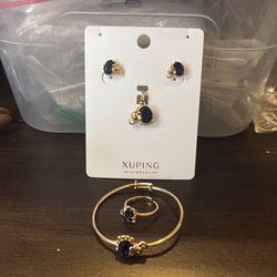 Set de aretes ,dije ,pulseras y anillos