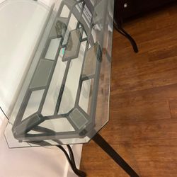 Elegant Modern Console Table for Sale!*  For sale: Like-new modern console table with g