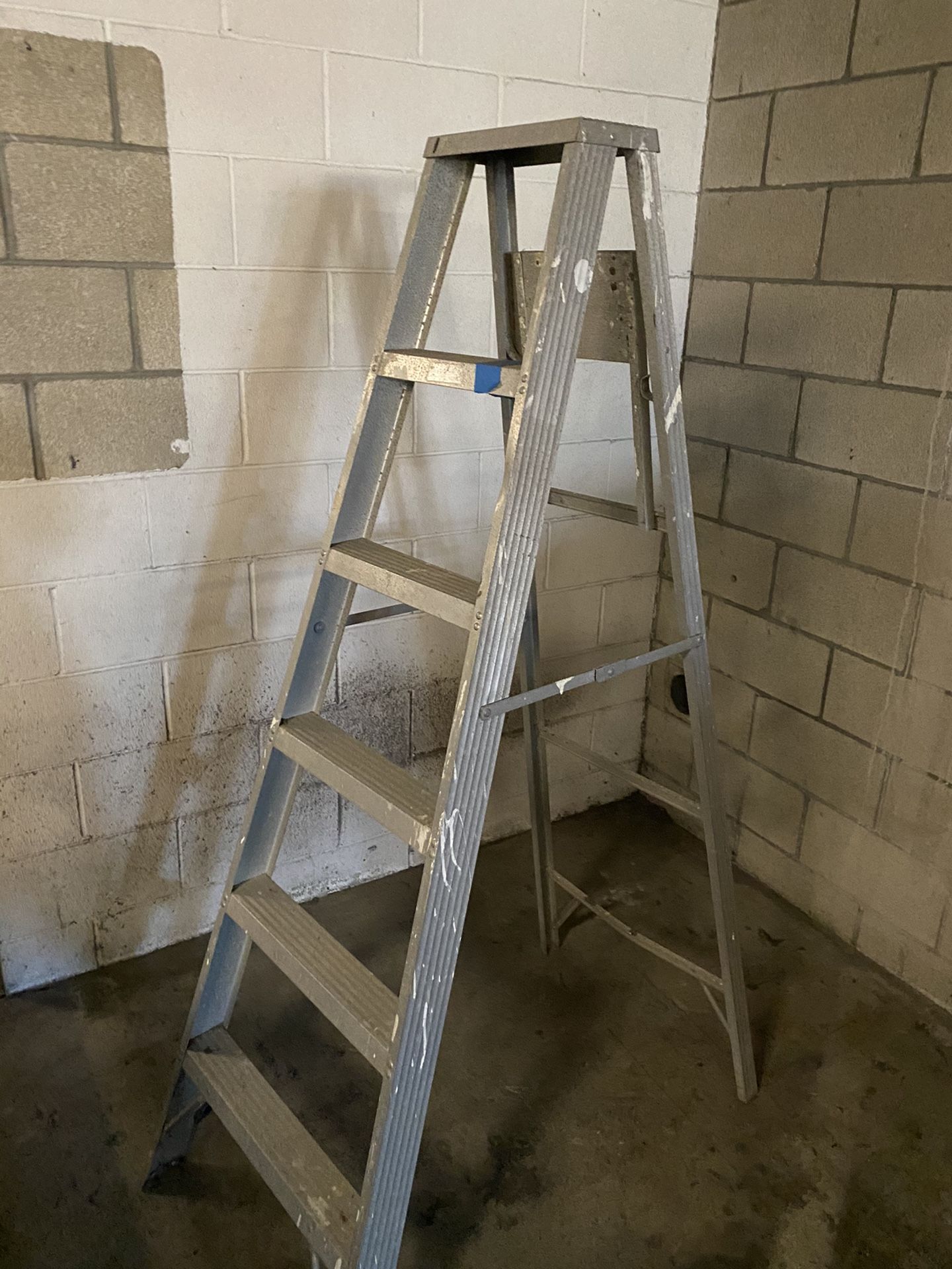 6’ aluminum ladder