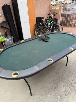 Poker table with foldable legs